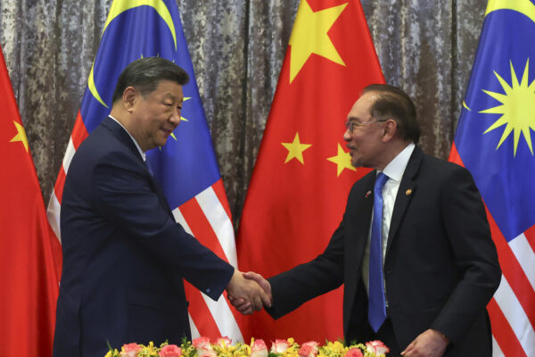 presidente chino, xi jinping, a la izquierda, y el primer ministro de malasia, anwar ibrahim
