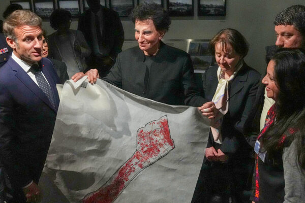 presidente de francia, emmanuel macron, y el director del instituto del mundo Árabe, jack lang, sostienen un mapa de palestina en la exhibición tesoros rescatados de gaza,