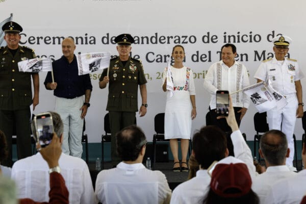 Tren Maya de carga,Claudia Sheinbaum,Yucatán,Puerto Progreso,desarrollo económico,sureste mexicano,terminal intermodal,ingenieros militares,construcción,banderazo,empleos directos,vías férreas,Tren Interoceánico,logística peninsular,transporte de mercancías,Pensión Mujeres Bienestar,Becas Rita Cetina,Salud Casa por Casa,Joaquín Díaz Mena,Cuarta Transformación