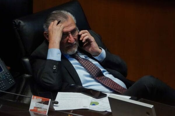 A pesar de que la presidenta de la República, Claudia Sheinbaum, aseguró este miércoles que no hay ninguna investigación sobre el senador Adán Augusto López Hernández, exgobernador de Tabasco, por las acusaciones contra Hernán Bermúdez Requena, su exsecretario de Seguridad, hoy prófugo, se encuentra en aprietos políticos y, quizás, hasta penales.