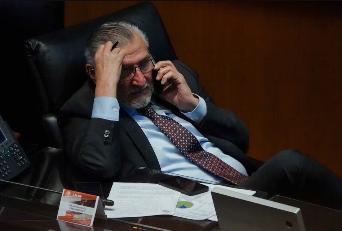 A pesar de que la presidenta de la República, Claudia Sheinbaum, aseguró este miércoles que no hay ninguna investigación sobre el senador Adán Augusto López Hernández, exgobernador de Tabasco, por las acusaciones contra Hernán Bermúdez Requena, su exsecretario de Seguridad, hoy prófugo, se encuentra en aprietos políticos y, quizás, hasta penales.