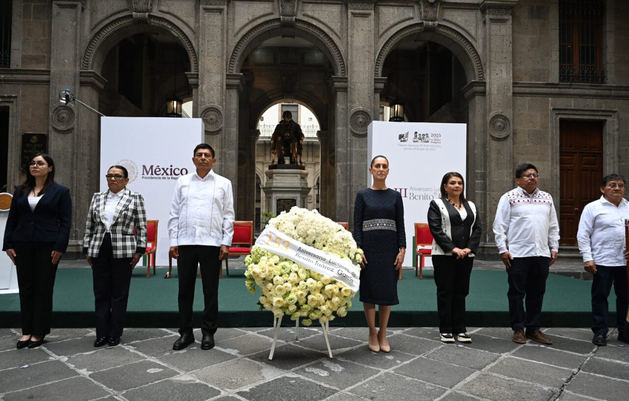La presidenta Claudia Sheinbaum Pardo presidió este viernes la ceremonia conmemorativa del 153 aniversario luctuoso de Benito Juárez García en Palacio Nacional. El evento recordó la figura del expresidente oaxaqueño, quien murió el 18 de julio de 1872 en el mismo recinto donde se realizó la ceremonia.