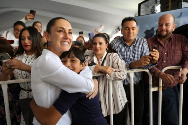 La presidenta Claudia Sheinbaum Pardo cerró su tercera gira nacional por el sistema de salud pública en Zacatecas, donde supervisó la nueva Unidad de Especialidades Médicas de Oncología del IMSS-Bienestar. Durante el evento, anunció una inversión histórica de 21 mil millones de pesos para equipar y fortalecer los hospitales del país, beneficiando a millones de mexicanos que no cuentan con seguridad social.