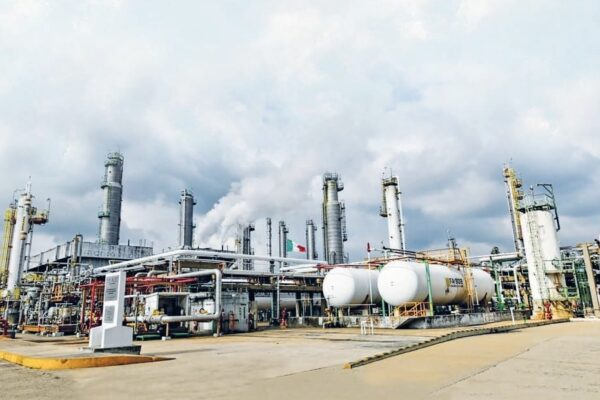 “México tiene la ventaja de que el petróleo que producimos, ya prácticamente se refina en nuestro país” con las ocho refinerías actuales se alcanzaría para producir toda la gasolina y Diesel que se requiere en nuestro País.