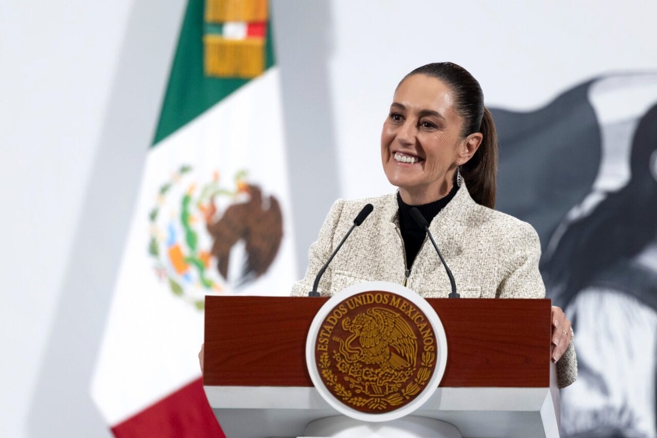 La presidenta Claudia Sheinbaum Pardo anunció la reactivación de las subastas del Instituto para Devolver al Pueblo lo Robado (INDEP), donde se venderán bienes decomisados al crimen organizado y la corrupción. Los recursos obtenidos se destinarán específicamente a fortalecer el sistema de salud en los municipios que más lo necesitan.