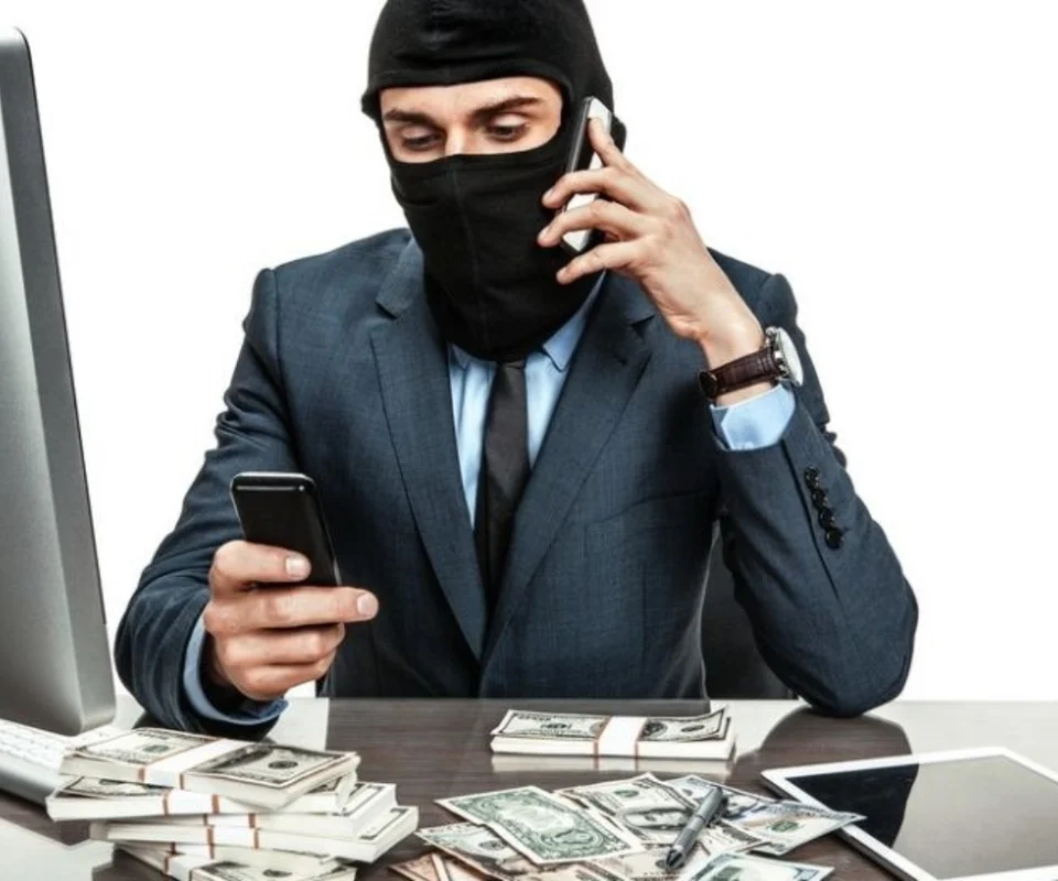 No hay mexicano que no conozca a alguien que haya sido extorsionado. Las llamadas con amenazas, los cobros de piso, los mensajes intimidantes, las hojas impresas dejadas bajo la puerta o las exigencias de cuotas en efectivo son parte de la vida diaria en miles de barrios y colonias.