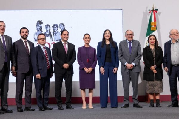 La presidenta de México, Claudia Sheinbaum Pardo presentó un ambicioso plan para fortalecer la industria farmacéutica nacional con inversiones superiores a los 13 mil millones de pesos. La iniciativa busca que México produzca sus propios medicamentos especializados y reduzca la dependencia de importaciones, especialmente tras las lecciones aprendidas durante la pandemia de COVID-19.