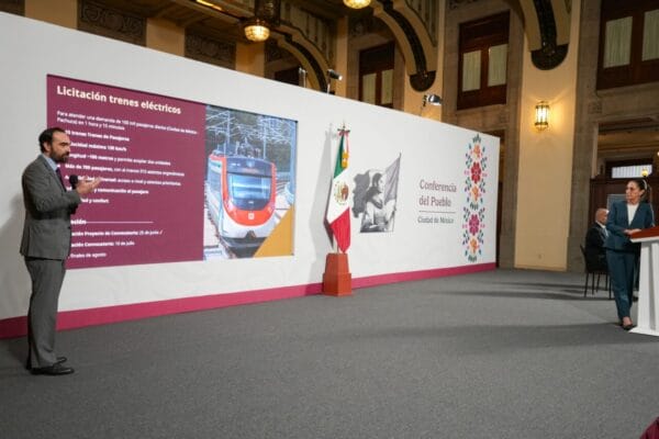 La presidenta de México, Claudia Sheinbaum Pardo  anunció los avances en el proyecto de rescate de trenes de pasajeros en México, con licitaciones ya en marcha para conectar las principales ciudades del país. El plan incluye la construcción de 3,300 kilómetros de vías férreas divididas en cuatro fases, con el objetivo de llegar hasta las fronteras con Estados Unidos.