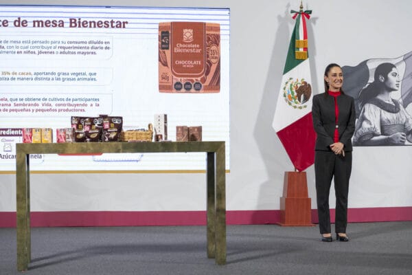 La presidenta de México, Claudia Sheinbaum Pardo anunció el lanzamiento de tres nuevos productos de chocolate mexicano que se venderán en las Tiendas del Bienestar de todo el país. Estos productos están elaborados con cacao comprado directamente a pequeños productores de Tabasco y Chiapas, principalmente de comunidades indígenas.