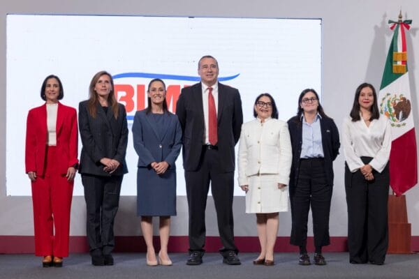 La presidenta de México, Claudia Sheinbaum Pardo anunció durante su conferencia matutina que Grupo Bimbo, la empresa panificadora más importante de México, invertirá 2 mil millones de dólares en el país entre 2025 y 2028. Esta inversión representará la modernización de más de 30 plantas de producción y la creación de miles de empleos en nueve municipios de siete estados.