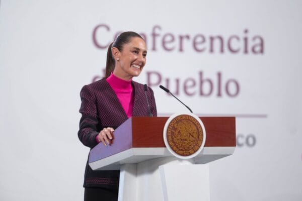 La presidenta Claudia Sheinbaum Pardo presentó este martes una estrategia nacional llamada "Cero Robos" para combatir los asaltos en las principales carreteras del país. El plan incluye más de mil elementos de seguridad, tecnología avanzada y el cierre de accesos irregulares que utilizan los delincuentes para escapar, también respaldó la propuesta del diputado Arturo Ávila para crear una comisión especial que investigue el llamado "cártel inmobiliario", un esquema de corrupción que involucra construcciones ilegales y posibles vínculos con dirigentes del Partido Acción Nacional (PAN).