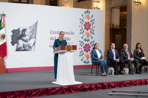 La presidenta Claudia Sheinbaum Pardo anunció la creación del Bachillerato Nacional, un nuevo sistema educativo que unificará todas las preparatorias públicas del país bajo un mismo programa de estudios. El cambio iniciará en el próximo ciclo escolar de septiembre y busca que los jóvenes "se sientan felices en la preparatoria" mientras reciben una formación integral.