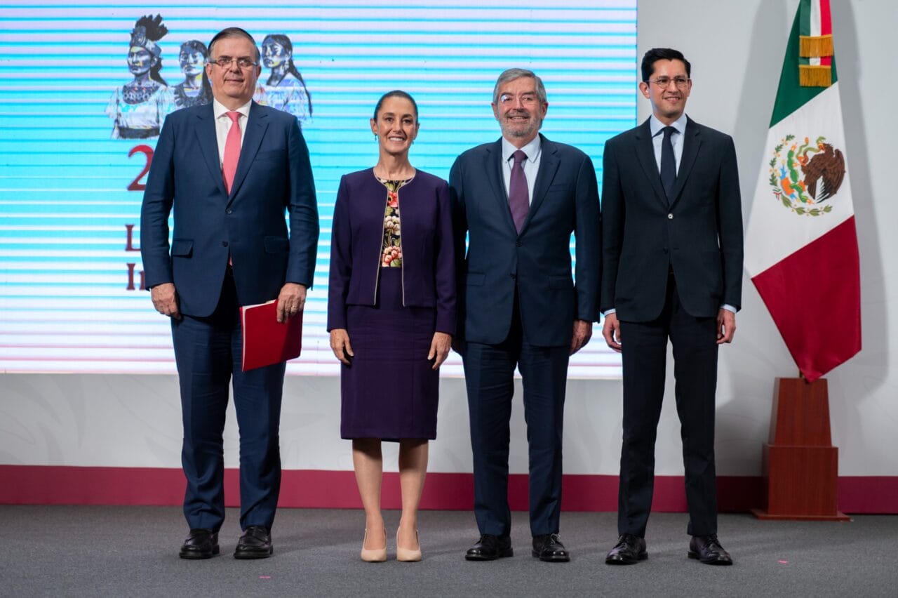 La presidenta Claudia Sheinbaum anunció este jueves que logró un acuerdo comercial con Donald Trump que mantiene a México en una posición privilegiada frente a otros países del mundo. Tras una llamada de 40 minutos con el presidente estadounidense, México conserva sus condiciones comerciales actuales y obtiene 90 días adicionales para negociar un acuerdo de largo plazo.