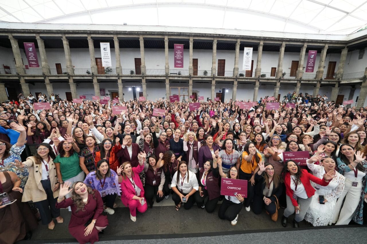 La Presidenta de México puso en marcha un programa nacional que conecta a mujeres víctimas de violencia con abogadas especializadas. Esta red comenzó con 838 profesionales del derecho que brindarán ayuda legal gratuita en todo el país.