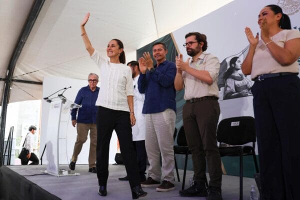 La presidenta Claudia Sheinbaum Pardo inauguró hoy nuevas áreas médicas en el Hospital Pediátrico IMSS-Bienestar de Culiacán, como parte de su tercera gira nacional para fortalecer el sistema de salud público. Durante el evento, anunció una inversión histórica de más de 600 millones de pesos para mejorar la infraestructura hospitalaria en Sinaloa.