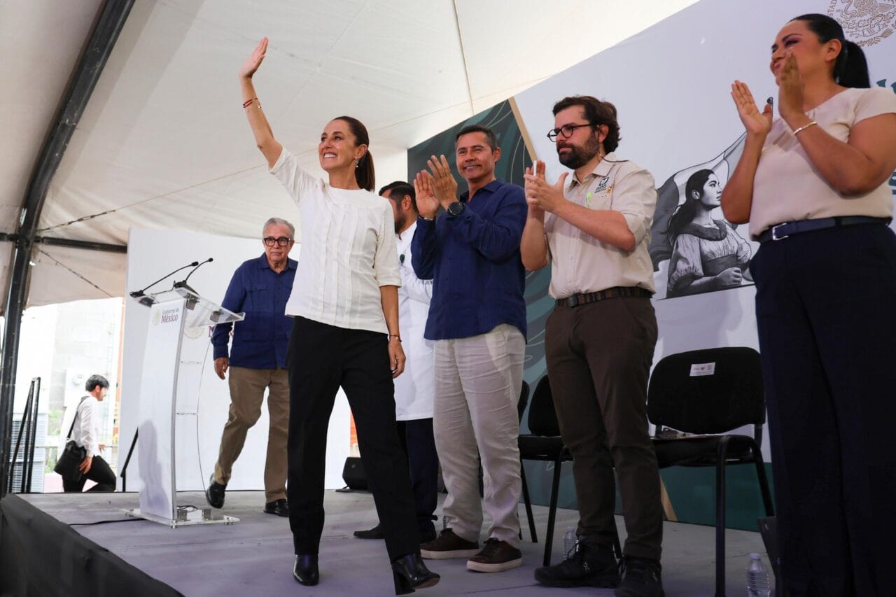 La presidenta Claudia Sheinbaum Pardo inauguró hoy nuevas áreas médicas en el Hospital Pediátrico IMSS-Bienestar de Culiacán, como parte de su tercera gira nacional para fortalecer el sistema de salud público. Durante el evento, anunció una inversión histórica de más de 600 millones de pesos para mejorar la infraestructura hospitalaria en Sinaloa.