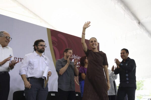 La presidenta Claudia Sheinbaum visitó Chiapas para supervisar las obras del Hospital General de Zona No. 13 del IMSS y anunció una inversión histórica de 2,400 millones de pesos para mejorar la infraestructura hospitalaria del estado. Durante su visita, la mandataria confirmó que el nuevo hospital será inaugurado el 14 de septiembre de 2025.