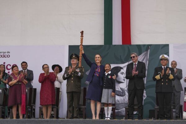 La presidenta Claudia Sheinbaum Pardo encabezó este sábado una ceremonia histórica en el Zócalo capitalino para conmemorar los 700 años de la fundación de México-Tenochtitlan. El evento incluyó una escenificación militar, la entrega del "Topilli de Mando" y la interpretación del Himno Nacional en lengua náhuatl.