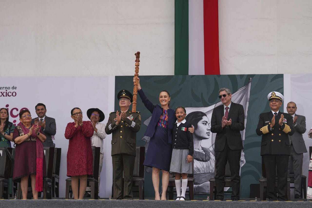 La presidenta Claudia Sheinbaum Pardo encabezó este sábado una ceremonia histórica en el Zócalo capitalino para conmemorar los 700 años de la fundación de México-Tenochtitlan. El evento incluyó una escenificación militar, la entrega del "Topilli de Mando" y la interpretación del Himno Nacional en lengua náhuatl.