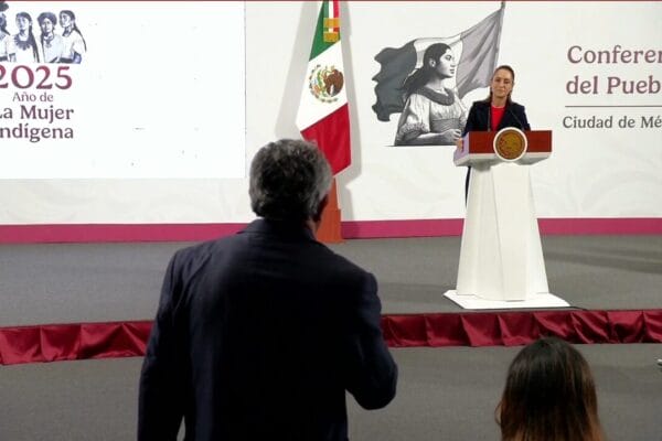 Claudia Sheinbaum responde a narrativas mediáticas sobre caso Julio César Chávez Jr. Defiende proyecto de honestidad y justicia sin contubernios con nadie.