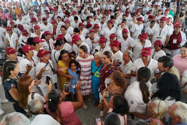 La presidenta Claudia Sheinbaum Pardo presentó en Acapulco el programa "Salud Casa por Casa", una iniciativa que llevará atención médica directamente a los hogares de adultos mayores y personas con discapacidad en todo Guerrero. El programa busca prevenir enfermedades graves mediante revisiones médicas regulares en el hogar.
