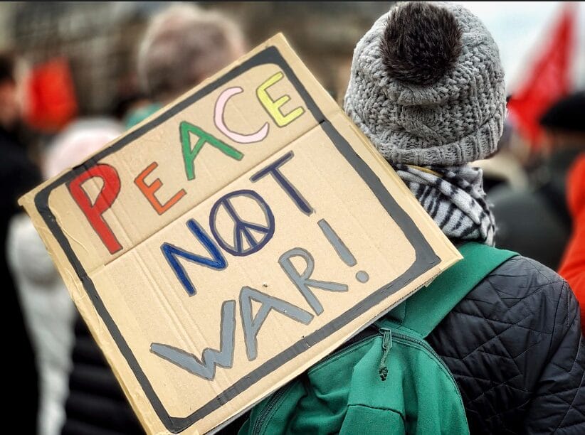 El movimiento pacifista mundial desde hace tiempo se opone muy críticamente a la OTAN, a la que define como una alianza militar que fundamenta su razón de ser en el uso (o la amenaza) de la violencia