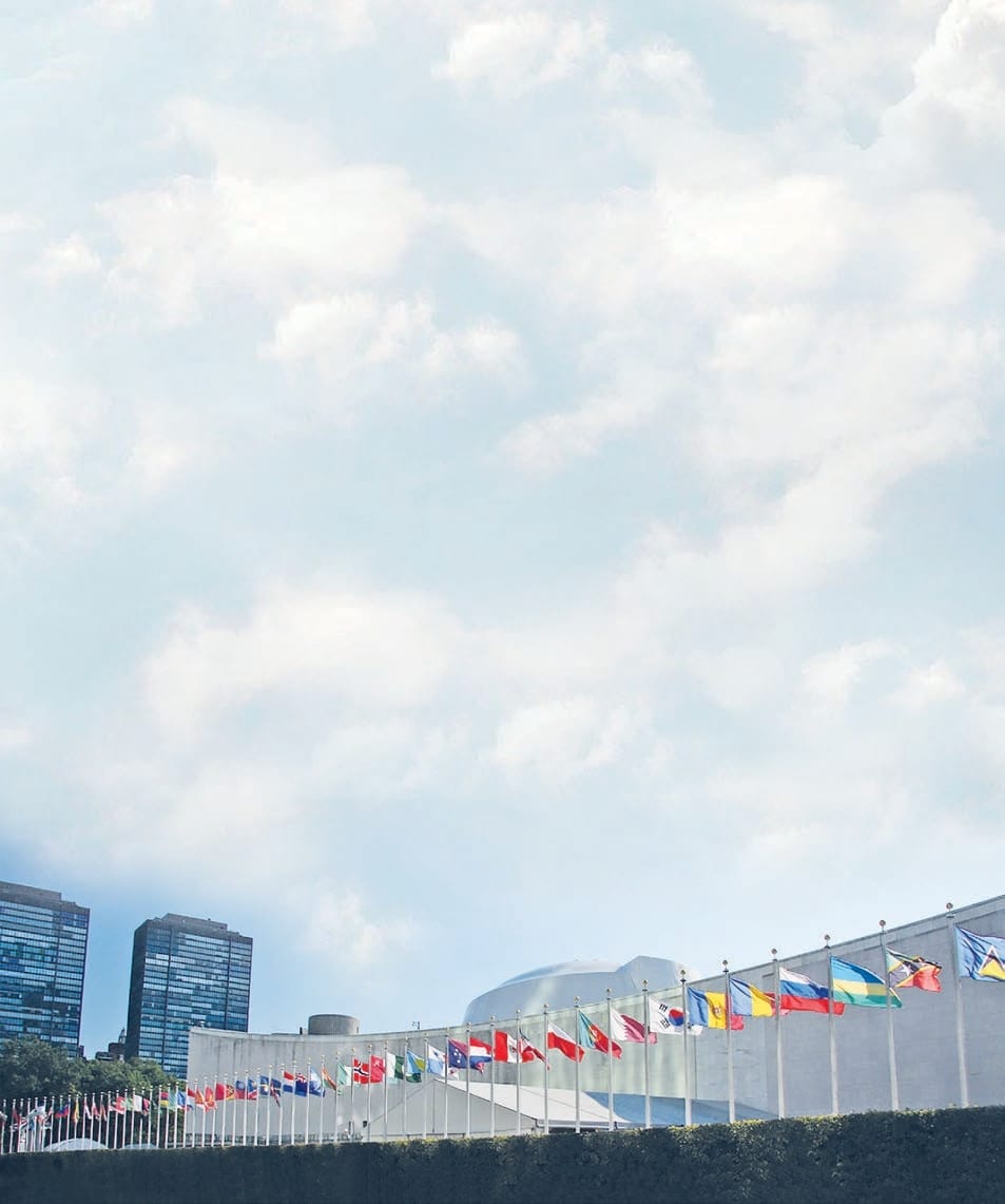 Sede de la ONU con banderas de países y cielo despejado en evento internacional