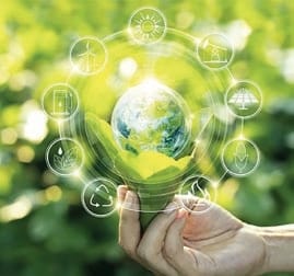 Mano sosteniendo planta con el planeta Tierra y símbolos de energía y sostenibilidad ambiental.