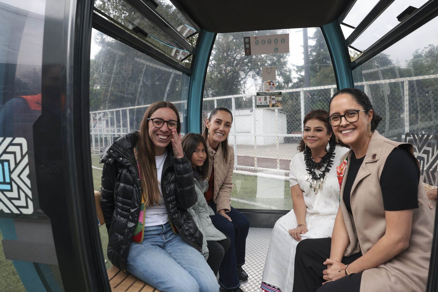 La presidenta Claudia Sheinbaum Pardo anunció oficialmente la construcción de la Línea 4 del Cablebús, que conectará la zona de los Pedregales con Ciudad Universitaria. Este proyecto cumple una promesa hecha desde 2015 y beneficiará a miles de habitantes del sur de la Ciudad de México.
