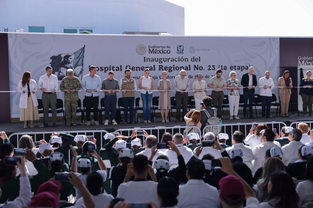 La presidenta Claudia Sheinbaum Pardo inauguró el Hospital General Regional No. 23 del IMSS en Ensenada, Baja California, como parte de su tercera gira nacional dedicada al fortalecimiento del sistema de salud. Durante el evento, la mandataria anunció una inversión histórica de 430 millones de pesos para el IMSS Bienestar y abordó las recientes amenazas arancelarias del presidente estadounidense Donald Trump.