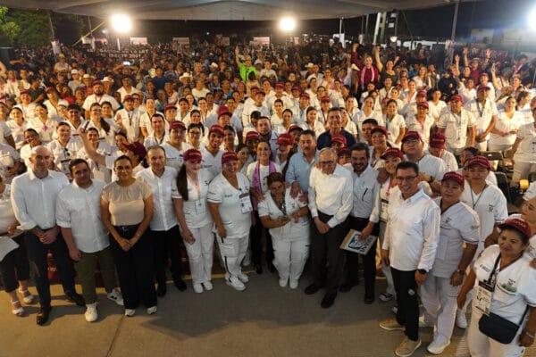 La Presidenta de México, Claudia Sheinbaum Pardo, presentó oficialmente el programa "Salud Casa por Casa" durante una conferencia en Ciudad Obregón, Sonora. Esta iniciativa busca llevar atención médica directamente a los hogares de adultos mayores y personas con discapacidad, marcando un cambio en el modelo tradicional de servicios de salud en México.
