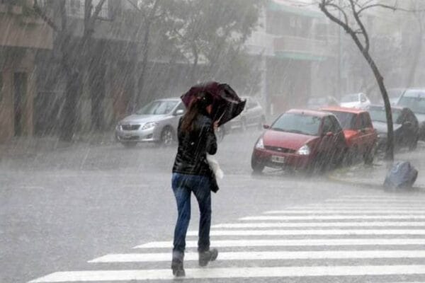 México se encuentra en el hemisferio norte, en la zona tropical, donde ocurren los fenómenos meteorológicos de gran relevancia como son huracanes, ciclones, y tifones, que así se denominan según la región geográfica donde se presentan, anualmente, desde hace milenios.