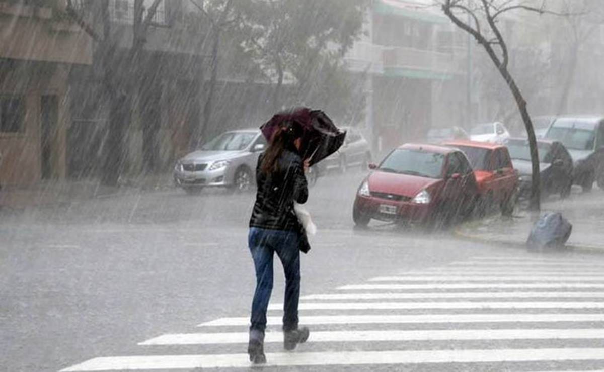 México se encuentra en el hemisferio norte, en la zona tropical, donde ocurren los fenómenos meteorológicos de gran relevancia como son huracanes, ciclones, y tifones, que así se denominan según la región geográfica donde se presentan, anualmente, desde hace milenios.