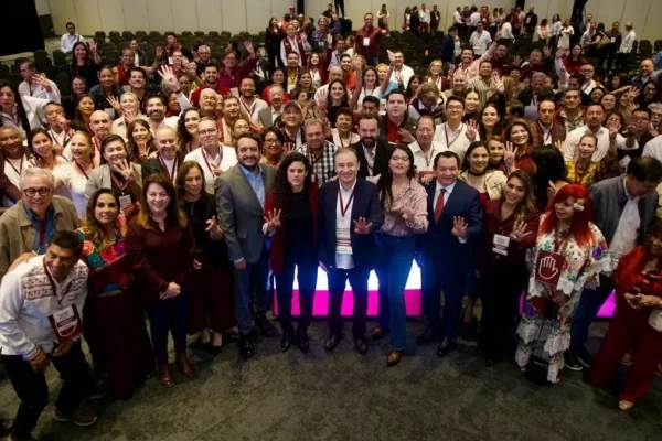 Desangelada y criticada resultó la VIII sesión extraordinaria del Consejo Nacional de Morena, que se llevó a cabo el domingo pasado, en la cual lo más destacado fueron las ausencias del secretario de organización, Andrés Manuel López Beltrán, y el coordinador de la bancada morenista en la Cámara de Diputados, Ricardo Monreal, quienes prefirieron cumplir compromisos personales antes que con su responsabilidad política ante su partido.