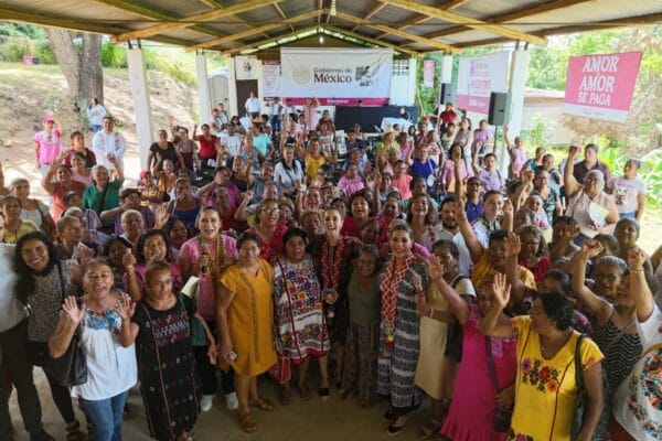 La presidenta Claudia Sheinbaum Pardo visitó Xochistlahuaca, Guerrero, para entregar créditos del programa "ApoyArte" a mujeres artesanas del pueblo amuzgo. Esta iniciativa busca reconocer el trabajo de las mujeres indígenas que preservan las tradiciones textiles mexicanas mientras les garantiza ingresos dignos por su arte.