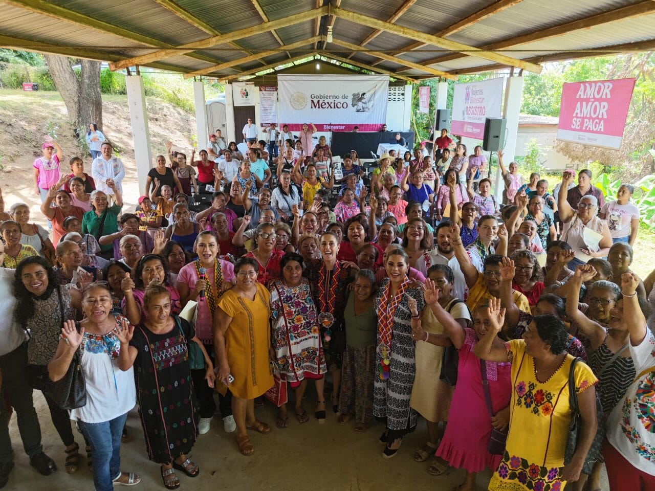 La presidenta Claudia Sheinbaum Pardo visitó Xochistlahuaca, Guerrero, para entregar créditos del programa "ApoyArte" a mujeres artesanas del pueblo amuzgo. Esta iniciativa busca reconocer el trabajo de las mujeres indígenas que preservan las tradiciones textiles mexicanas mientras les garantiza ingresos dignos por su arte.