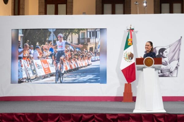 La presidenta de México, Claudia Sheinbaum Pardo, presentó los primeros resultados del programa nacional "Vida Saludable. Vive saludable, vive feliz", una iniciativa que busca convertir las escuelas primarias públicas en espacios de prevención de la salud. El programa ha evaluado ya a casi 4 millones de estudiantes en 27 mil escuelas de todo el país.