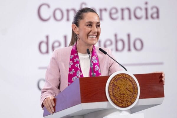 De buen semblante y después de exponer la importante inversión económica en nuestro país por parte de empresarios, principalmente en el estado de Michoacán, la presidenta respondió preguntas de l@s reporter@s.