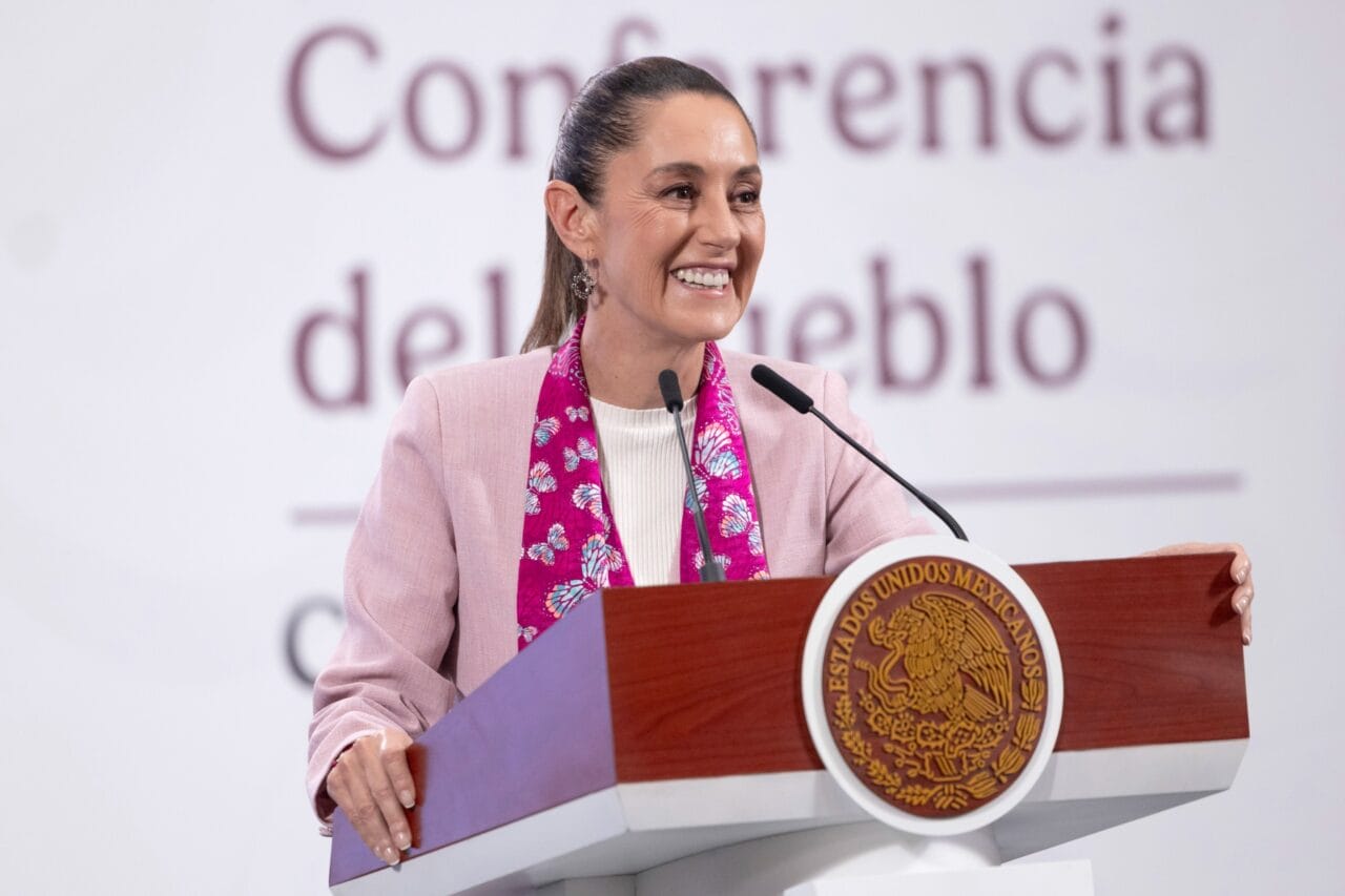 De buen semblante y después de exponer la importante inversión económica en nuestro país por parte de empresarios, principalmente en el estado de Michoacán, la presidenta respondió preguntas de l@s reporter@s.