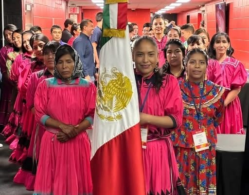 Atletas rarámuri del equipo Mukí Sematí posan con bandera mexicana antes de viajar a Juegos Maestros Indígenas 2025 en Ottawa, Canadá