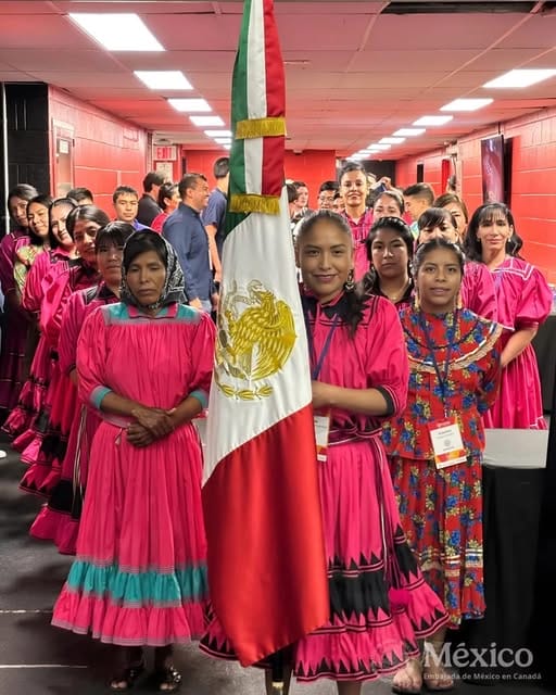 Atletas rarámuri del equipo Mukí Sematí posan con bandera mexicana antes de viajar a Juegos Maestros Indígenas 2025 en Ottawa, Canadá