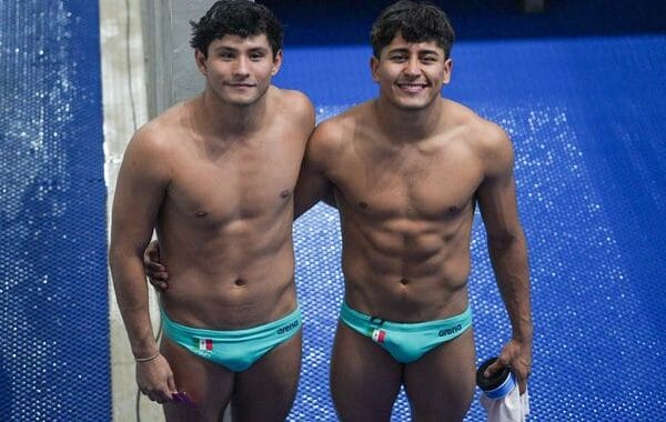 México domina clavados en Asunción 2025 con oro de Agúndez-Vázquez. Victoria aplastante con salto perfecto de 4.5 vueltas que superó por 50 puntos a Colombia.