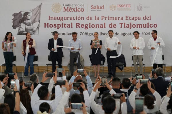 La presidenta Claudia Sheinbaum inauguró este jueves la primera etapa del Hospital Regional del ISSSTE en Tlajomulco, Jalisco, como parte de un plan nacional para fortalecer el sistema público de salud. La nueva instalación abrirá sus puertas el próximo lunes y forma parte de una meta ambiciosa: inaugurar 50 hospitales nuevos entre octubre de 2024 y diciembre de 2025.