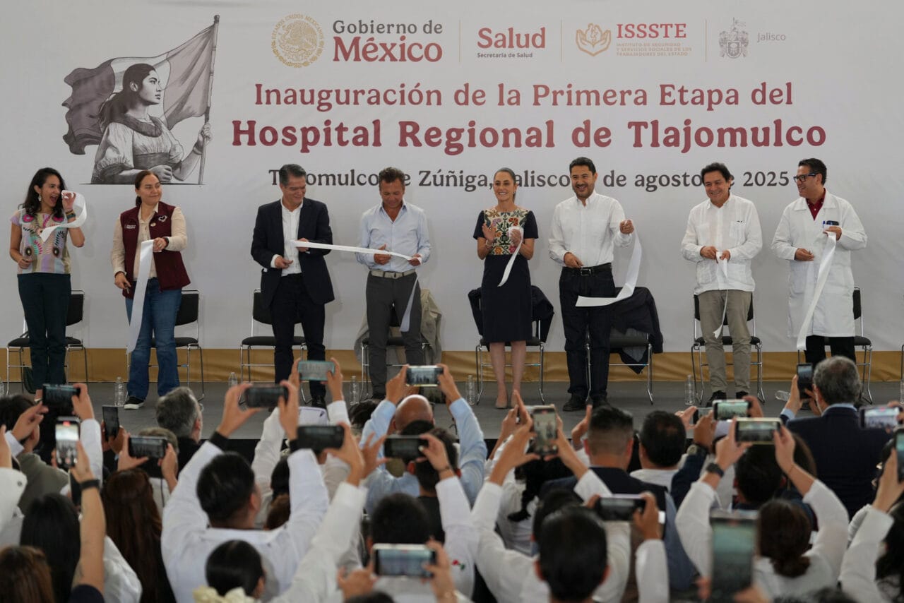 La presidenta Claudia Sheinbaum inauguró este jueves la primera etapa del Hospital Regional del ISSSTE en Tlajomulco, Jalisco, como parte de un plan nacional para fortalecer el sistema público de salud. La nueva instalación abrirá sus puertas el próximo lunes y forma parte de una meta ambiciosa: inaugurar 50 hospitales nuevos entre octubre de 2024 y diciembre de 2025.