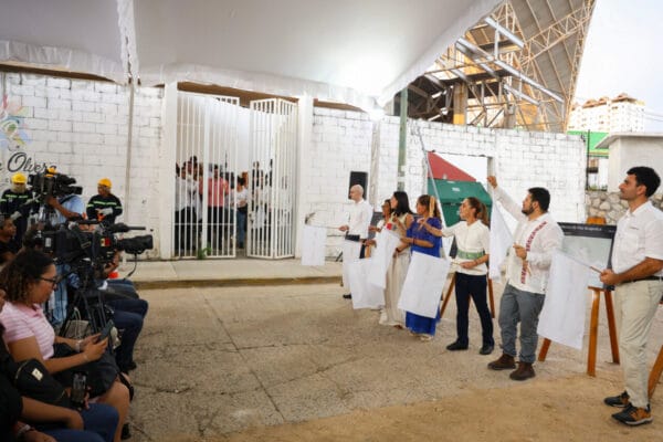 La presidenta Claudia Sheinbaum Pardo encabezó ayer el inicio del programa "Senderos de Paz" en Acapulco, una iniciativa que busca transformar las calles de la ciudad turística más importante de Guerrero después de los daños causados por los huracanes Otis y John.