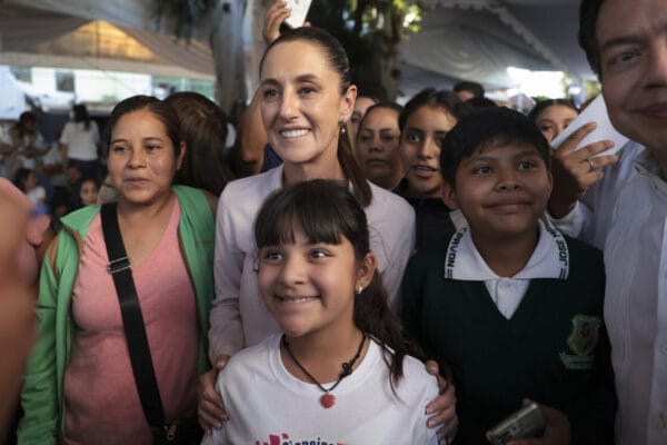 La presidenta Claudia Sheinbaum Pardo inauguró este viernes un Centro de Atención de Becas para el Bienestar en Celaya, Guanajuato, donde anunció que por primera vez en la historia, todos los estudiantes de secundaria del país recibirán la beca "Rita Cetina". El programa, que ya beneficia a estudiantes de preparatoria, se extenderá el próximo año a las escuelas primarias.