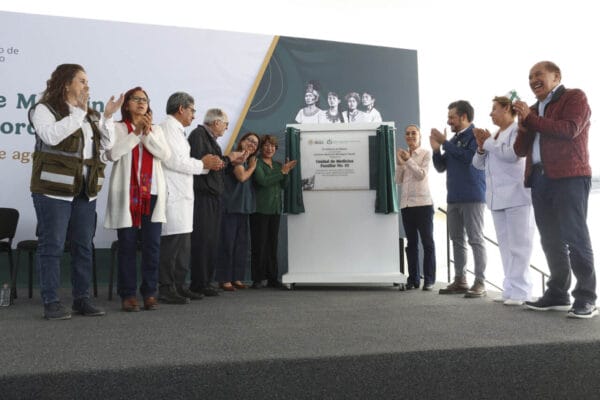 La presidenta Claudia Sheinbaum inauguró la Unidad de Medicina Familiar No. 93 "Cerro Gordo" del Instituto Mexicano del Seguro Social (IMSS) en Ecatepec, Estado de México. Esta clínica reemplaza a la que fue demolida tras los daños del terremoto de 2017 y atenderá a más de 350 mil personas que tienen seguro social.