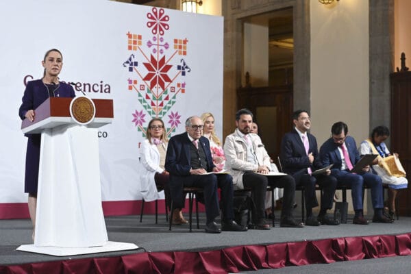 21 octubre 2025,Denuncias de venta ilegal de medicamentos,8 mil millones de pesos para combatir el cáncer de mama