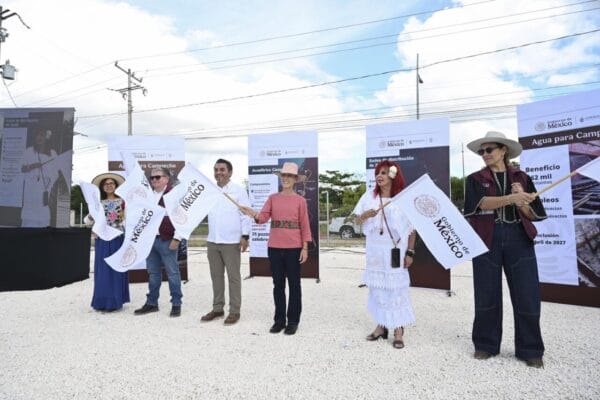 Presidenta Claudia Sheinbaum da banderazo de inicio del acueducto de Campeche acompañada de la gobernadora Layda Sansores
