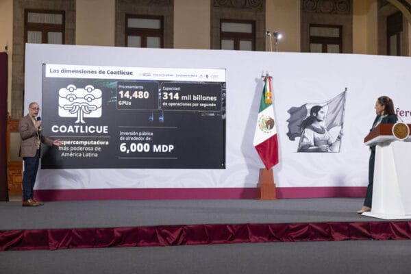 Presidenta Sheinbaum señala infografía de la supercomputadora Coatlicue durante conferencia en Palacio Nacional.